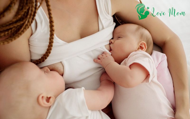 Tư thế bú cho trẻ song sinh