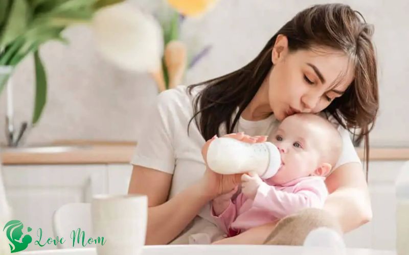 Thời điểm nên cai sữa mẹ cho bé